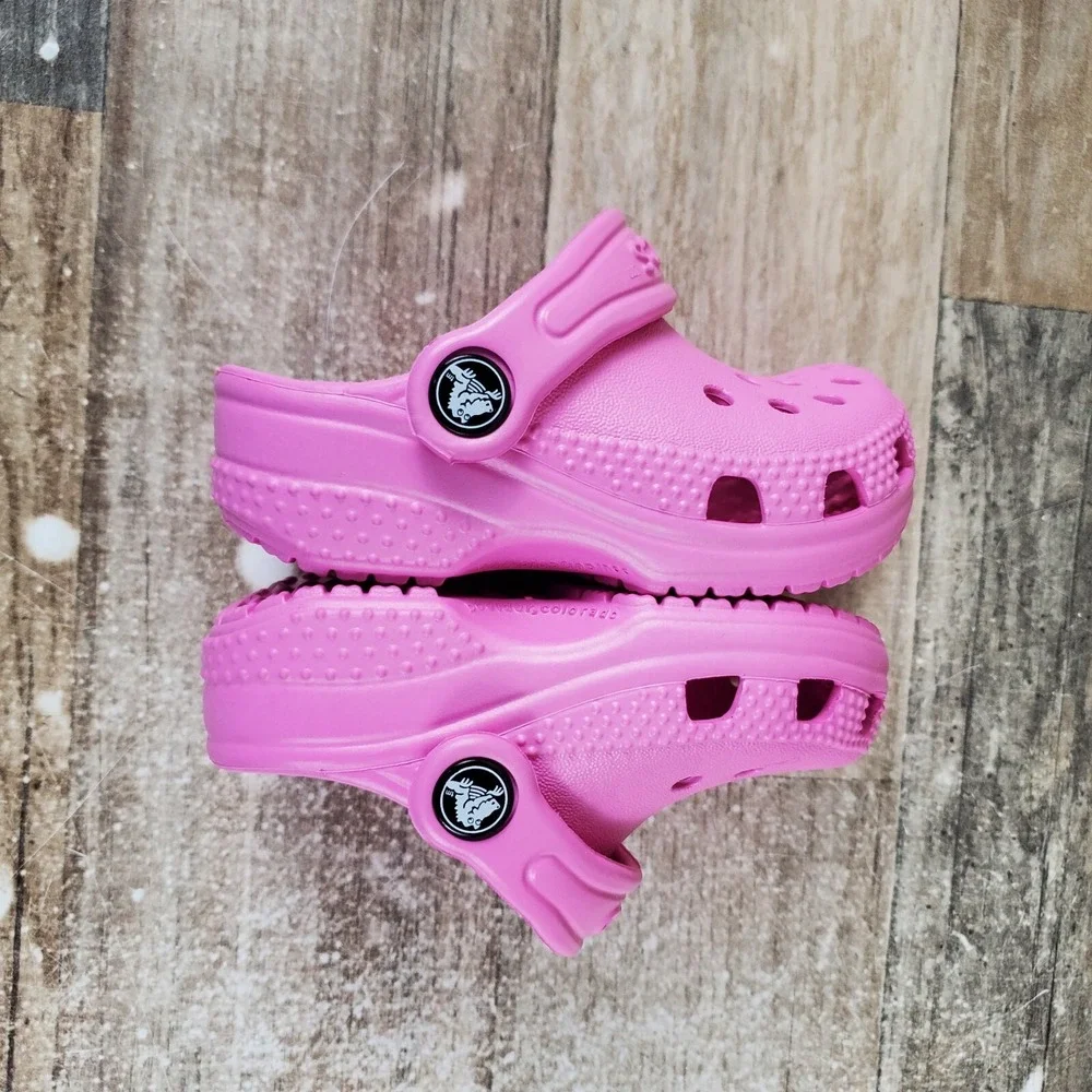 Crocs Classic Kids Clogs Sz 2 / 3 Pink Rubber Slip On Round Toe Slingback Shoe